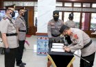 Resmi-Berganti,-AKBP-Khairul-Saleh-Serahkan-Tongkat-Komando-Kapolres-Belu-ke--AKBP-Yosep-Krisbiyanto