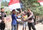 Gelar-Patroli-Pantau-Situasi-Kamtibmas-di-Tapal-Batas-RI-RDTL,-Kapolres-Belu-Bagi-bagi-Bendera-Merah-Putih-dan-Sembako-Untuk-Masyarakat