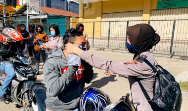 Cegah-Penularan-Covid-19,-Srikandi-Polwan-Polres-Belu-Turun-ke-Jalan-Bagi-bagi-Masker-untuk-Masyarakat