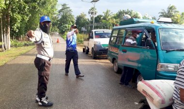 Tangkal-Covid-19,-Polsek-Raimanuk-Bersama-Tim-Gugus-Tugas-Kecamatan-Rutin-Cek-Kendaraan-yang-Datang-dari-Malaka