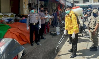 Satgas-Aman-Nusa-II-Polres-Belu-Bersama-Tim-Gugus-Tugas-Covid-19,-Semprot-Disinfektan-di-Pasar-dan-Perumahan-Warga