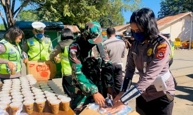 Buka-Dapur-Umum,-Polres-Belu-dan-TNI-Salurkan-Bubur-Kacang-Hijau-kepada-Masyarakat-Terdampak-Covid-19