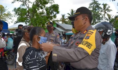 Bagi-bagi-Masker-di-Pasar-Halilulik,-Satgas-Aman-Nusa-II-Polres-Belu-dan-Gugus-Tugas-Covid-19-Imbau-Warga-Patuhi-Protokol-Kesehatan