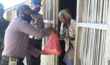Baksos-Ditengah-Pandemi-Covid-19,-Polsek-Raihat-Salurkan-Paket-Sembako-untuk-Warga-Kurang-Mampu-di-Tapal-Batas