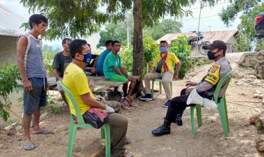 Turun-Sosialisasi,-BRIGPOL-Junaedi-Minta-Warga-Jaga-Jarak-di-Tengah-Pandemi-Covid-19