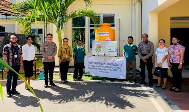 Terima-Bantuan-Wastafel,-Kapolres-Belu-Apresiasi-Langkah-Pegadaian-Cabang-Atambua-Cegah-Covid-19