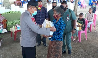 Turun-ke-Perbatasan-RI-RDTL,-Kapolda-NTT-Salurkan-Bantuan-Sosial-untuk-Warga-Terdampak-Covid-19