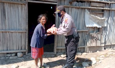 Salurkan-Beras-untuk-Masyarakat-Kurang-Mampu,-Wujud-Peduli-Polsek-Raimanuk-Jelang-Hari-Bhayangkara-ke-74