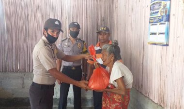Jelang-Hari-Bhayangkara-ke-74,-Polsek-Kakuluk-Mesak-Menyebar-ke-3-Desa-Salurkan-Beras-untuk-Warga-Kurang-Mampu