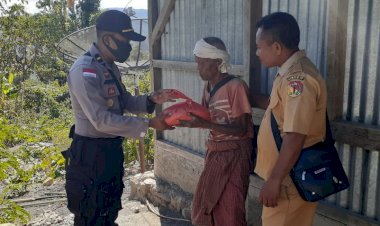 Bersama-Camat-dan-Kepala-Desa,-Polsek-Lamaknen-Salurkan-Beras-untuk-Masyarakat-Jelang-Hari-Bhayangkara-ke-74
