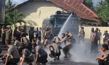 Naik-Pangkat,-36-Personil-Polres-Belu-dan-Brimob-Kaget--Diguyur-Dengan-Water-Canon