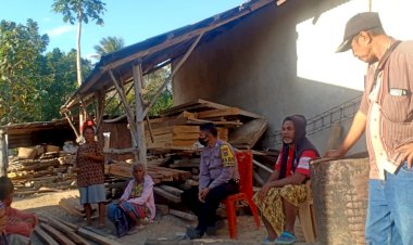 Sambang-ke-Wilayah-Binaannya,-Bhabinkamtibmas-Lawalutolus-Pinta-Warga-Jangan-Berhenti-Pakai-Masker