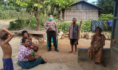 Berkunjung-ke-Rumah-Warga,-Bhabinkamtibmas-Polsek-Raihat-Bicara-Pentingnya-Disiplin-Menjalankan-Protokol-Kesehatan