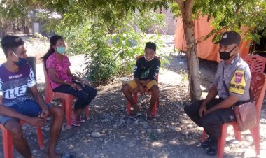 Ajak-Masyarakat-Kibarkan-Bendera,-Bhabinkamtibmas-Polsek-Kakuluk-Mesak-Selipkan-Pesan-Protokol-Kesehatan