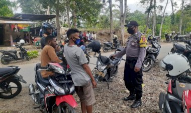 Bertemu-Warga-Binaannya,-Bhabinkamtibmas-Polsek-Tasifeto-Timur-Sampaikan-Edaran-Menteri-dan-Ajak-Patuhi-Protokol-Kesehatan