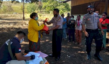 Baksos-Serentak,-Polsek-Lasiolat-Salurkan-Beras-Bantuan-Polri-untuk-100-Kepala-Keluarga