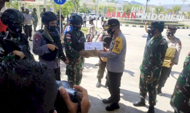 Beri-Semangat,-Kapolda-NTT-dan-Danrem-161/WS-Bagikan-Bingkisan-kepada-Prajurit-TNI-Polri-di-Tapal-Batas-RI-RDTL
