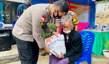 Peduli-Dampak-Covid-19,-Polres-Belu-dan-Bhayangkari-Salurkan-Beras-untuk-Lansia-di-WIlayah-Lasiolat