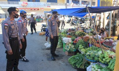 Bersepeda,-Kapolres-Belu-Samperin-Masyarakat-Pasar-Baru-Kampanyekan-Prokes-Pencegahan-Covid-19