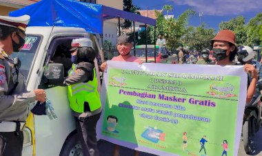 Setelah-Stiker,-Sat-Lantas-Polres-Belu-Bareng-Paguyuban-Sidomukti-Bagi-Masker-Gratis-untuk-Masyarakat