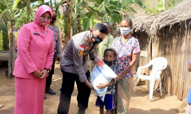 Bergerak-dari-Rumah-ke-Rumah,-Kapolres-Belu-dan-Ketua-Bhayangkari-Salurkan-Beras-untuk-Warga-Terdampak-Covid-19