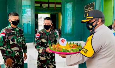 Jaga-Sinergitas,-Polres-Belu-Beri-Kejutan-untuk-Prajurit-Satgas-Pamtas-RI-RDTL-di-Hari-Jadi-TNI-ke-75