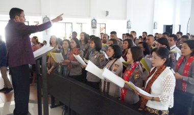 Gema-Bhayangkara-Polres-Belu-Tampil-Memukau-pada-Misa-Minggu-Biasa-di-Gereja-St.Mikhael-Stasi-Seroja