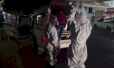 Kenakan-APD,-Bhabinkamtibmas-Kelurahan-Atambua-Turun-Tangan-Jemput-Pasien-Terindentifikasi-Positif-Covid-19