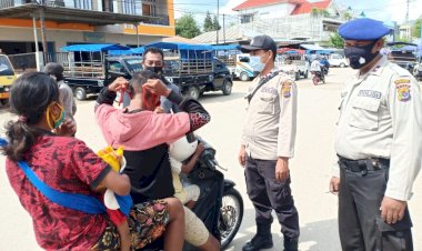 Ops-Yustisi-di-Pusat-Kota,-Satgas-Aman-Nusa-II-Polres-Belu-Tegur-Warga-yang-Tidak-Disiplin-Prokes