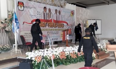 Pastikan-Keamanan-Lokasi-Debat-Putaran-Ke-2-Paslon-Bupati,-Personil-Brimob-Kompi-2-Pelopor-Belu-Lakukan-Sterilisasi