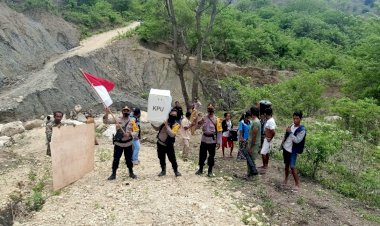 Salut,-Video-Perjuangan-Anggota-Polsek-Lamaknen-Resor-Belu-Kawal-Kotak-Suara-Melintasi-Jalur-Ekstrim