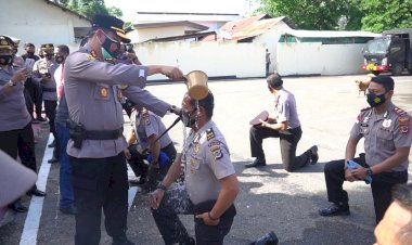 Tradisi-Mandi-Kembang-dan-Semprotan-Water-Canon-Warnai-Kenaikan-Pangkat-Personil-Polres-Belu-dan-Brimob