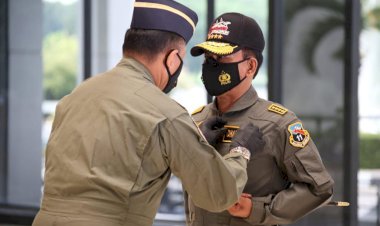 Kapolri-Dianugerahi-Wing-Kehormatan-Penerbang-dan-Brevet-Kapal-Selam-Hiu-Kencana