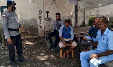 Pakai-Masker-dan-Jaga-Jarak,-Imbau-Sat-Pol-Airud-Polres-Belu-ke-Masyarakat-Saat-Sambang-Binkamsa