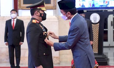 Jenderal-Idham-Azis-Serahkan-Panji-Polri-Tribrata-ke-Jenderal-Listyo-Sigit