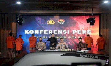 Gelar-Konferensi-Pers,--Mabes-Polri-Hadirkan-Juru-Bicara-Isyarat-untuk-Kaum-Difabel