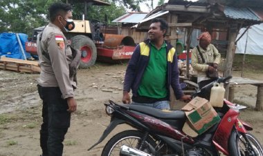 Sentuh-Warga-Binaannya,-Bhabinkamtibmas-Kewar-Minta-Warga-Patuhi-Protokol-Kesehatan