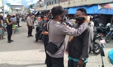 Turun-ke-Jalan,-Sat-Binmas-Polres-Belu-Bareng-Senkom-Bagi-Masker-dan-Sosialisasi-5-M-Cegah-Covid-19