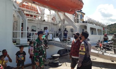 Patroli-di-Pelabuhan,-BRIPKA-Narto-bersama-Babinsa-Atapupu-Imbau-Masyarakat-Patuhi-Prokes-Selama-Pandemi
