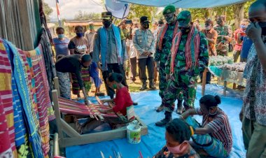 Dorong-Bangkitnya-Ekonomi-di-Tengah-Pandemi,-Kapolres-Belu-Beri-Motivasi-Penenun-di-Manumutin