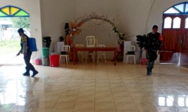 Sinergitas-TNI-Polri,-Polsek-Tasifeto-Barat-dan-Koramil-Halilulik-Semprot-Disinfektan-di-Gereja-Jelang-Misa-Kamis-Putih