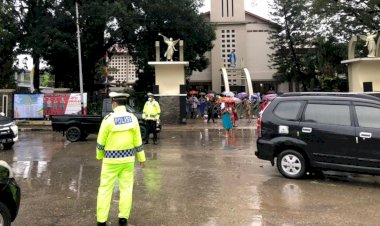 Ditengah-Guyuran-Hujan,-Polres-Belu-dan-Jajaran-Setia-dan-Siaga-Amankan-Misa-Minggu-Paskah-2021