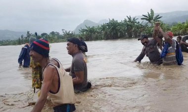 Polsek-Raihat-Selamatkan-Delapan-Warga-yang-Terjebak-Banjir-di-Sawah,-Dua-Diantaranya-Balita