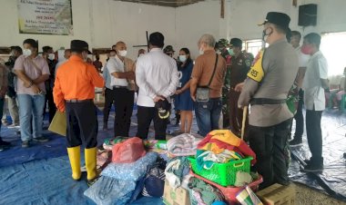 Kapolres-Belu-Dampingi-Gubernur-NTT-Tinjau-Warga-Terdampak-Banjir-di-Desa-Tasaain