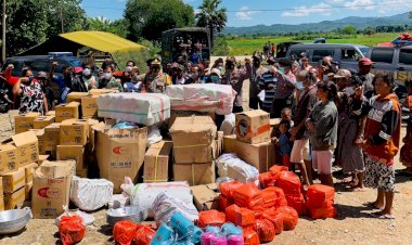 Kembali-Turun-ke-Lokasi-Bencana,-Kapolres-Belu-Serahkan-Bantuan-Sosial-Polri-untuk-Korban-Banjir-Bandang-Motamaro