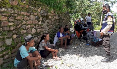 Sambang-Desa,-Bhabinkamtibmas-Fulur-Polres-Belu-Tegur-Warga-Berkerumun-Tanpa-Pakai-Masker