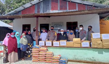 Berkah-Ramadhan,-Puluhan-Kaum-Dhuafa-dan-Mualaf-di-Sukabitetek-Terima-Paket-Sembako-dari-Kapolres-Belu