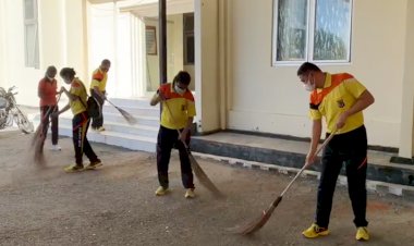 Simak-Video-,Kapolres-Belu-Bersama-PJU-dan-Anggota-Bersihkan-Lingkungan-Mako-dan-Asrama