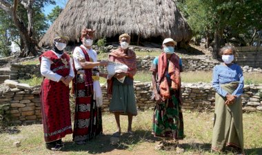 Berbalut-Pakaian-Adat,-Kapolres-Belu-dan-Ketua-Bhayangkari-Berbagi-Kasih-dengan-Warga-Duarato
