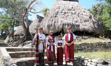 Kunjungan-ke-Kampung-Adat-Duarato,-Kapolres-Belu,-AKBP-Khairul-Saleh-Ngaku-Bangga-Kenakan-Pakaian-Adat-Belu